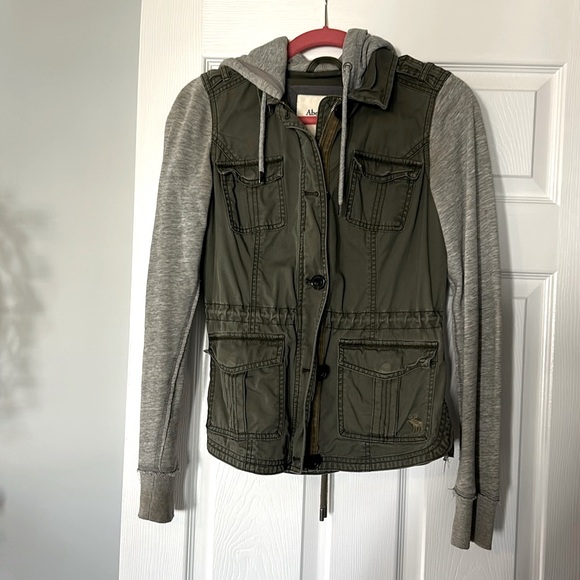 Abercrombie & Fitch Jackets & Blazers - Abercrombie & Fitch Army green drawstring hooded jacket with grey knit sleeves